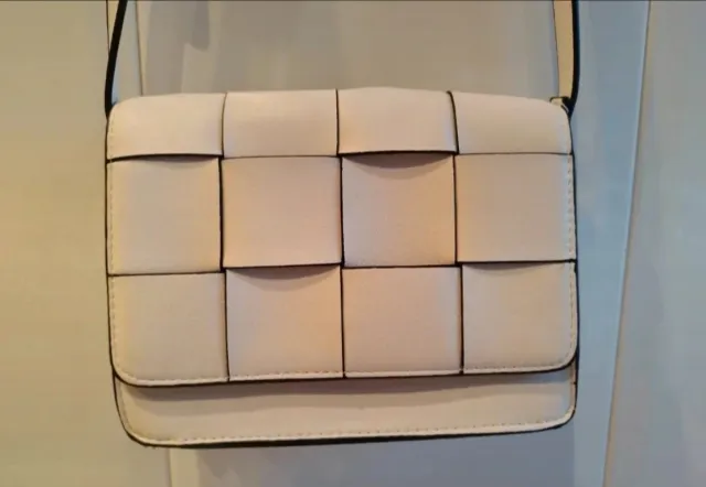 Bolso blanco trenzado