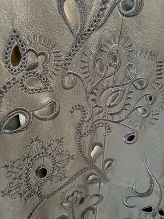 Chaleco Uterqüe piel negro flecos