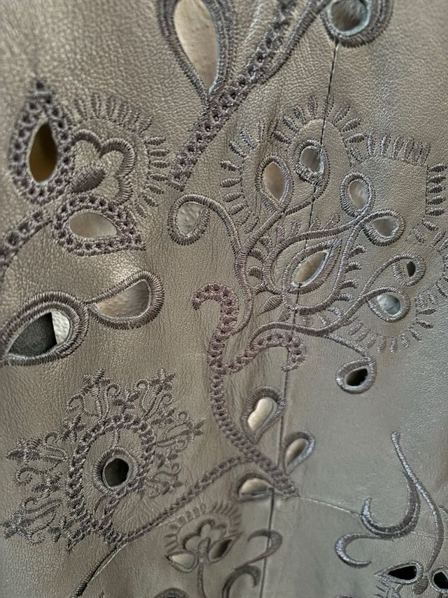 Chaleco Uterqüe piel negro flecos