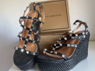 Sandalias de cuña negras con tachuelas.