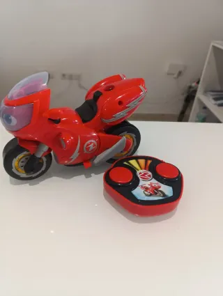 Moto teledirigida roja