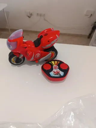Moto teledirigida roja