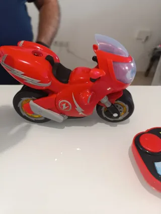 Moto teledirigida roja
