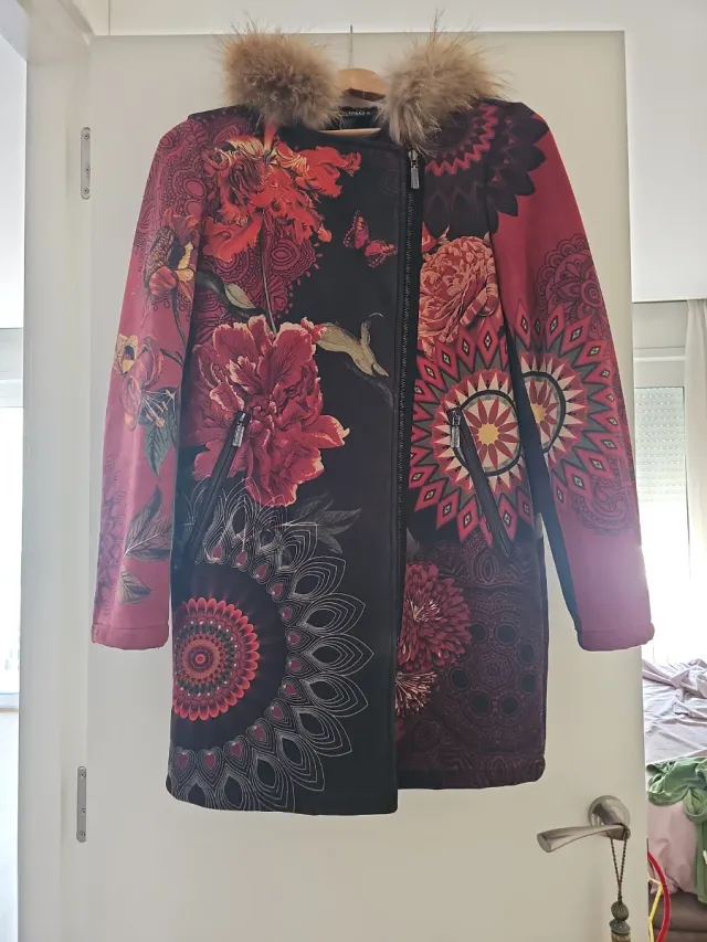 Abrigo con capucha y pelo