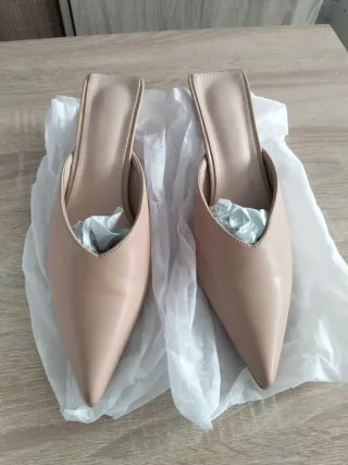 Sandalias destapadas beige con tacón bajo