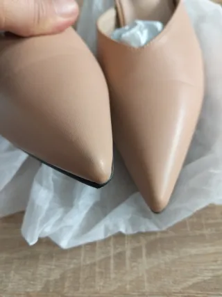 Sandalias destapadas beige con tacón bajo