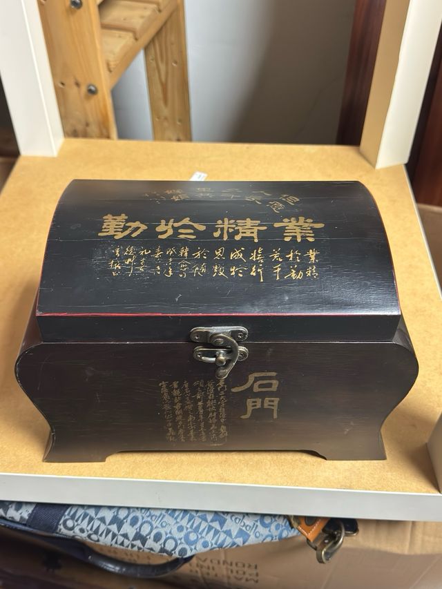 Caja vintage japonesa con inscripciones