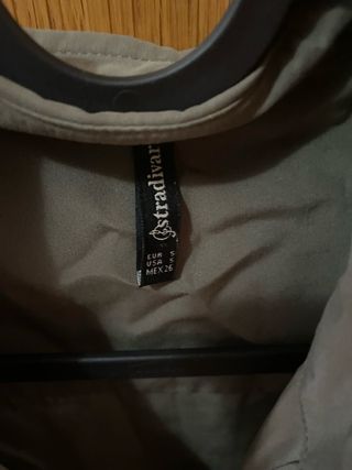 Camisa Stradivarius verde militar con detalles