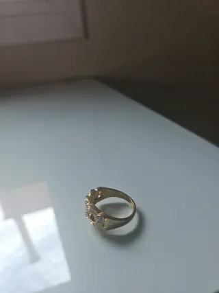 Anillo dorado con piedras bisutería