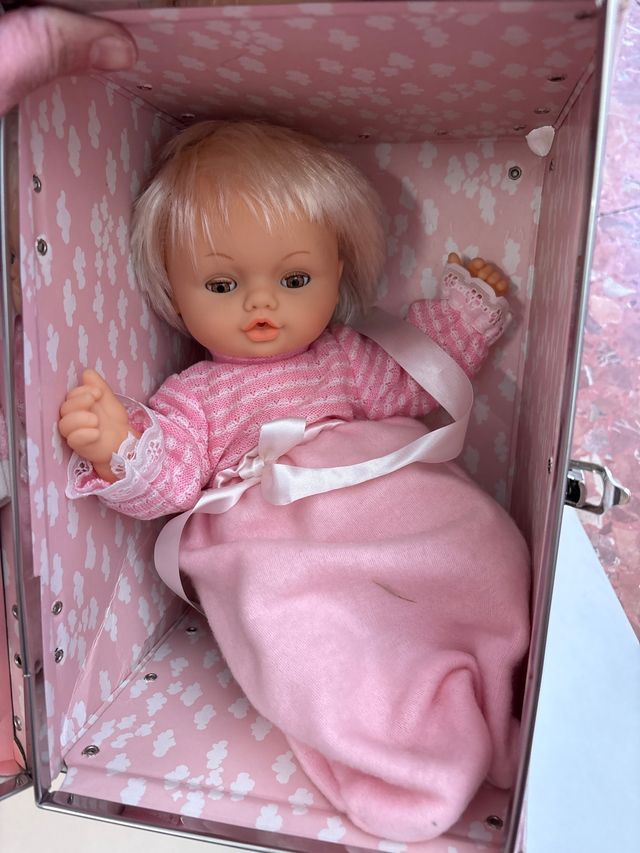 Muñeca bebé con maletín rosa