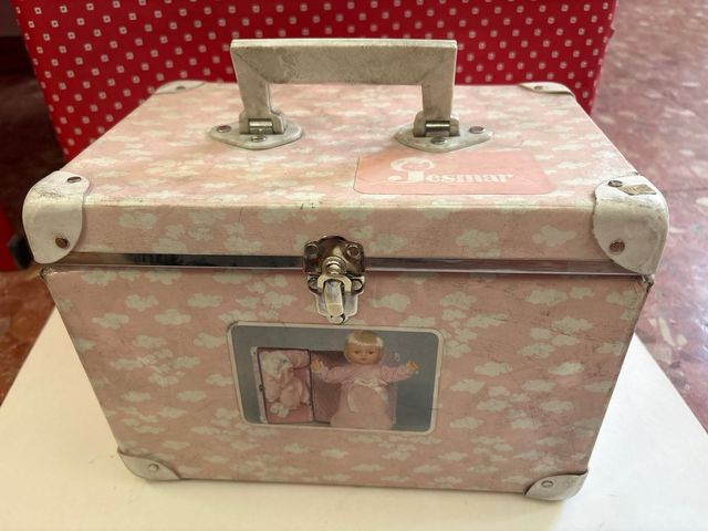 Muñeca bebé con maletín rosa