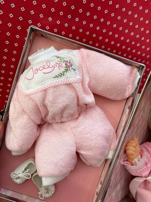 Muñeca bebé con maletín rosa