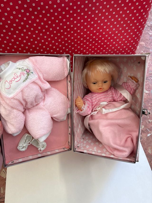 Muñeca bebé con maletín rosa