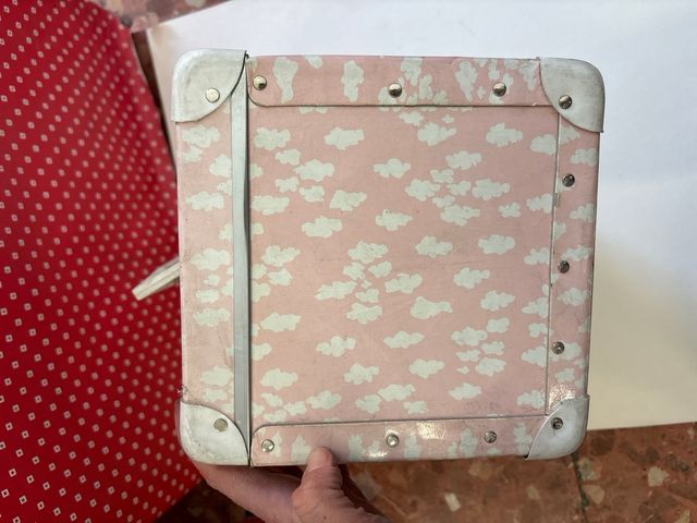 Muñeca bebé con maletín rosa