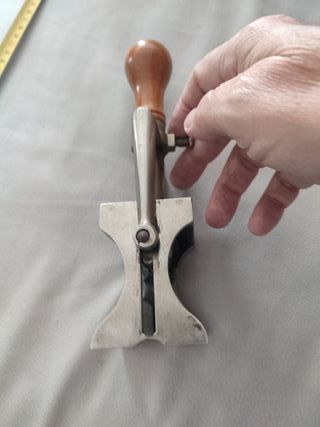 Sello fecha antiguo metálico