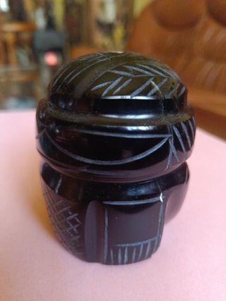 Cabeza de obsidiana tallada