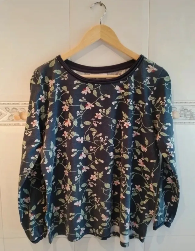 Camiseta floral manga larga.