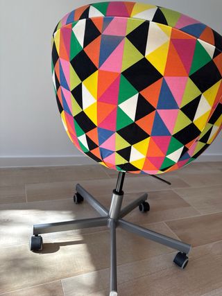 Silla giratoria con diseño geométrico