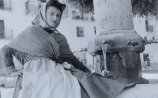 Fotografías antiguas de mujer con traje regional