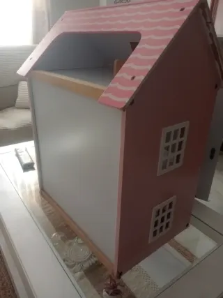 Preciosa casita de madera para muñecas