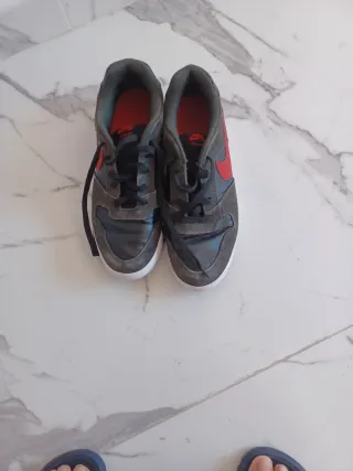 Zapatillas Nike grises y rojas