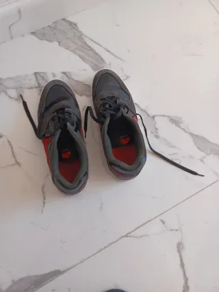 Zapatillas Nike grises y rojas