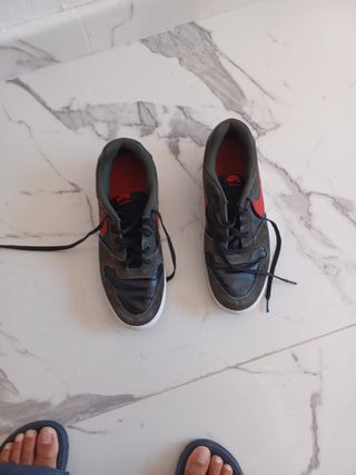 Zapatillas Nike grises y rojas