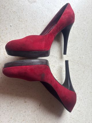 Zapatos de tacón rojos de gamuza