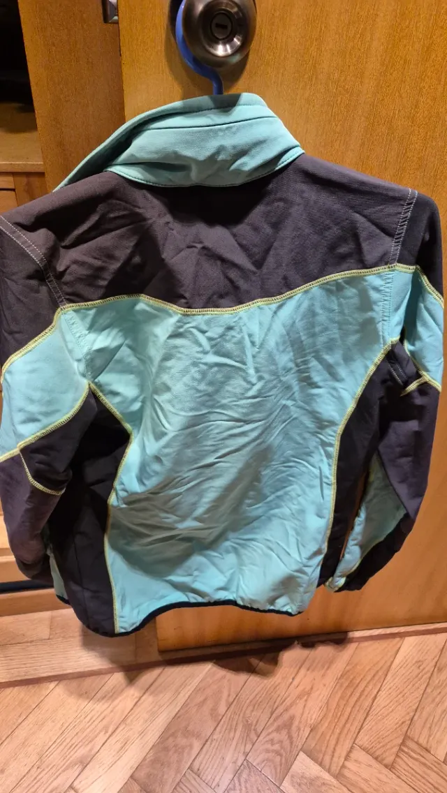 Chaqueta deportiva Trangoworld verde y negra