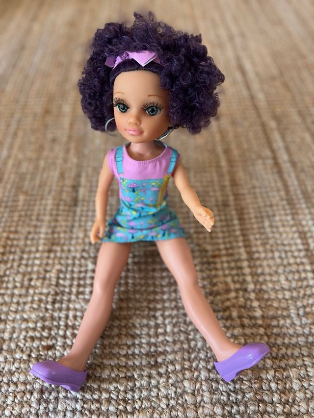 Nancy con gabardina y gafas de sol