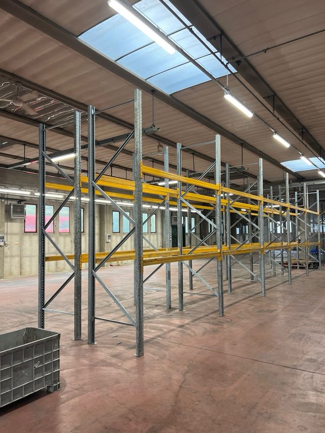 Scaffalatura metallica gialla