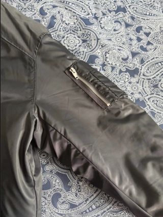 Chaqueta bomber Zara capucha gris