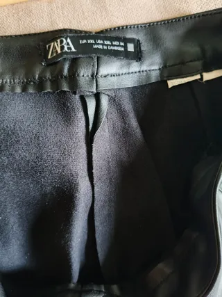 Pantalón efecto cuero negro