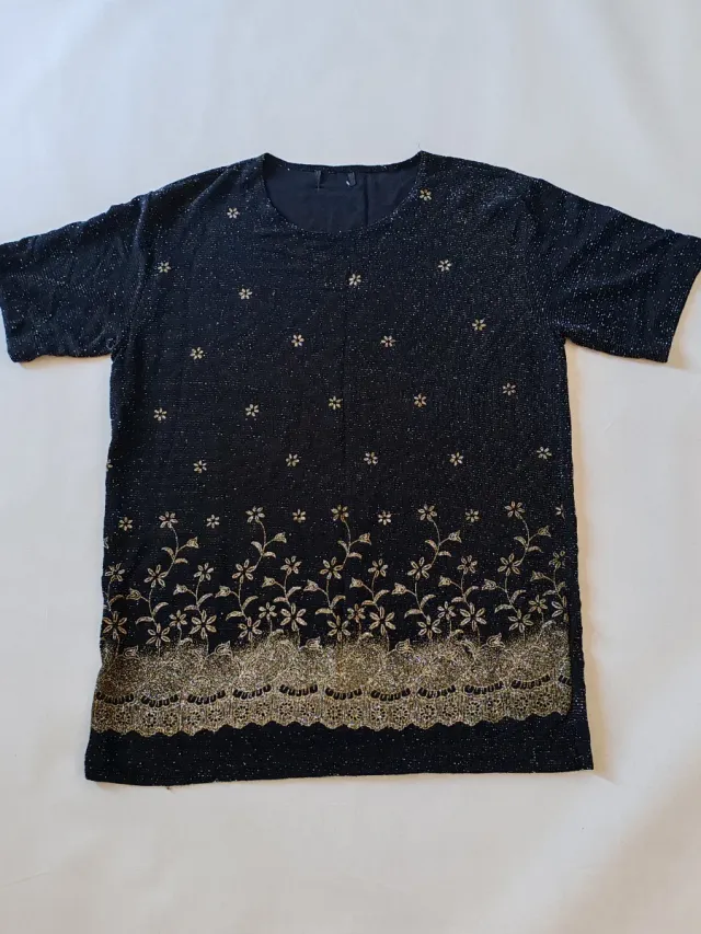 Camiseta negra con brillos dorados