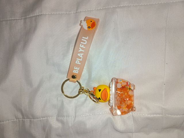 Llavero de patito con bebida