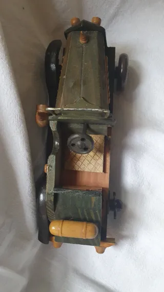 Coche de madera artesanal