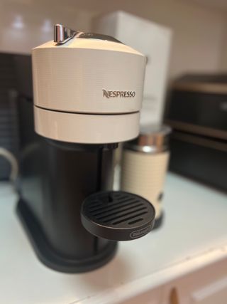 Cafetera Nespresso Vertuo + Aeroccino + Vaso
