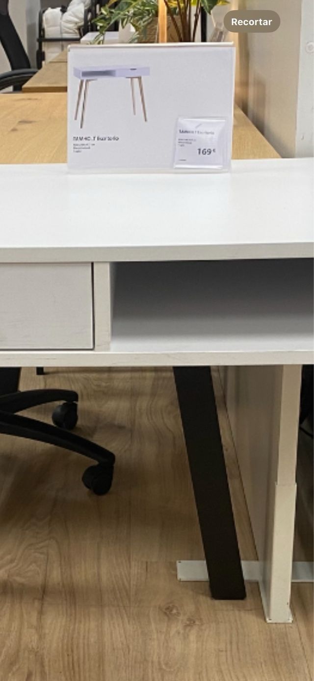 Escritorio blanco con patas en color madera