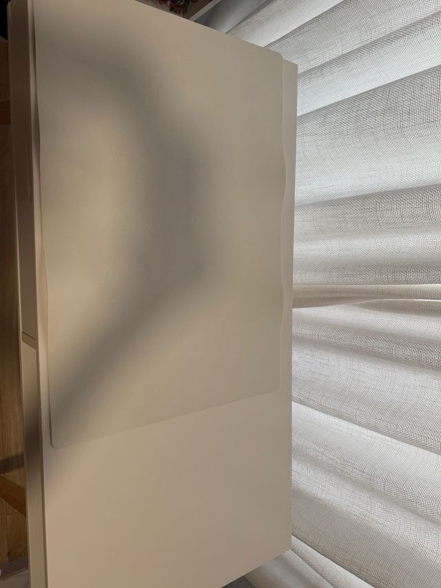 Escritorio blanco con patas en color madera