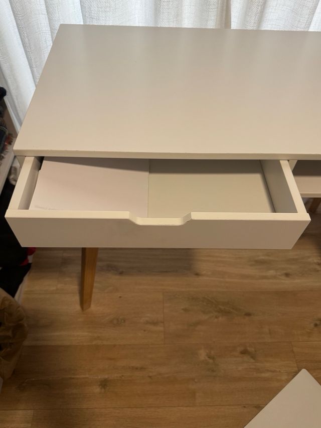 Escritorio blanco con patas en color madera