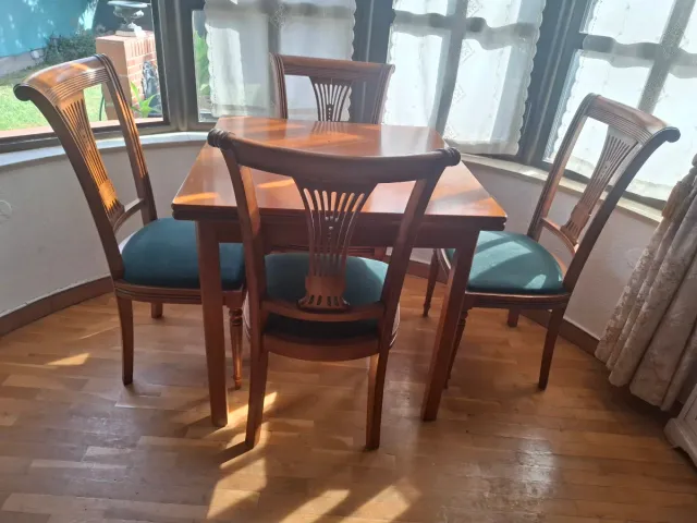 Mesa extensible y 4 sillas comedor