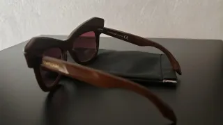 Occhiali da sole marroni con lenti viola