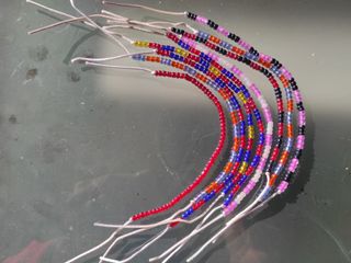 9 Pulseras de abalorios (financiar estudios)