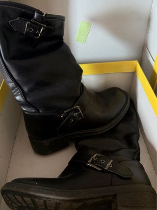 Stivaletti neri con fibbia