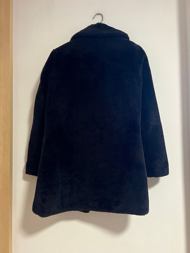 Abrigo pelo negro con corchetes