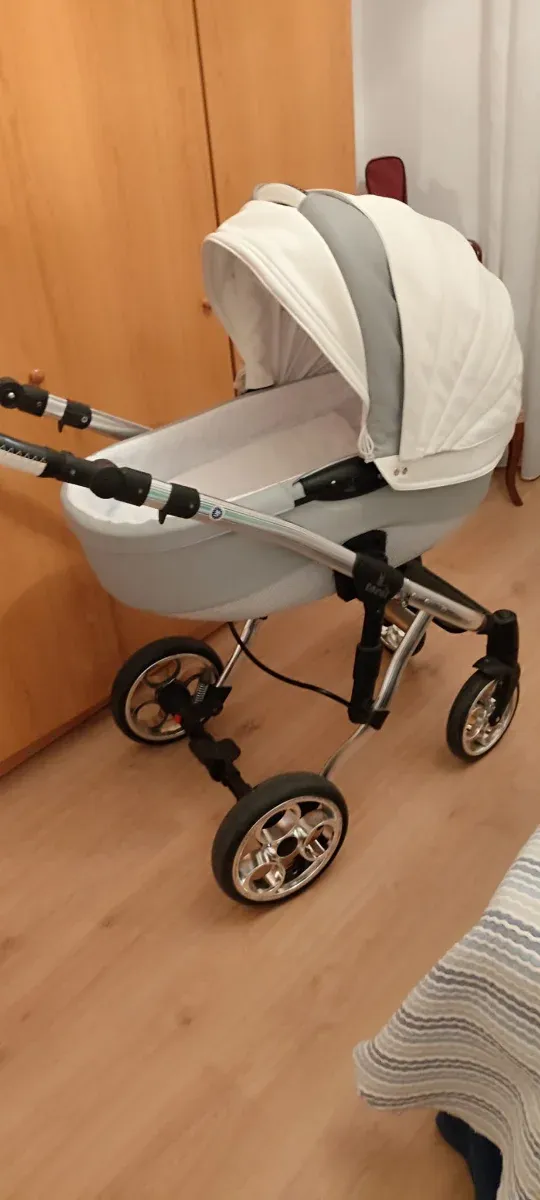Carro de bebé blanco y gris