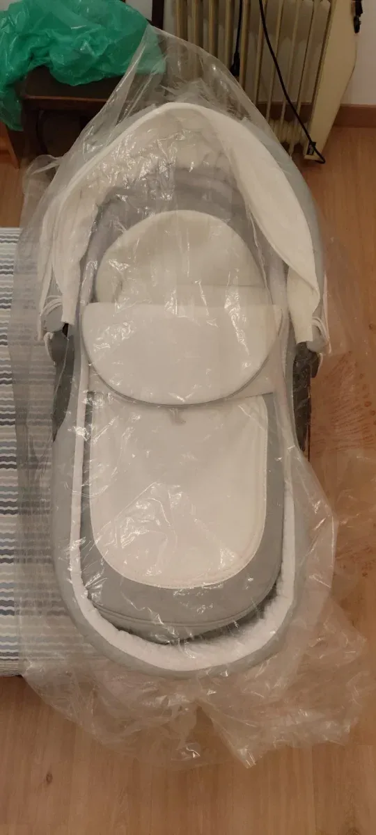 Carro de bebé blanco y gris