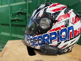 Casco Scorpion con 2 Intercomunicadores Sena