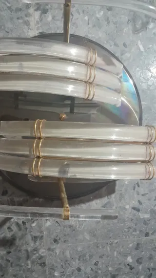 Lámpara de mesa redonda dorada y transparente