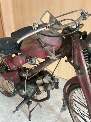 Moto Clásica Roja Guzzi 49cc